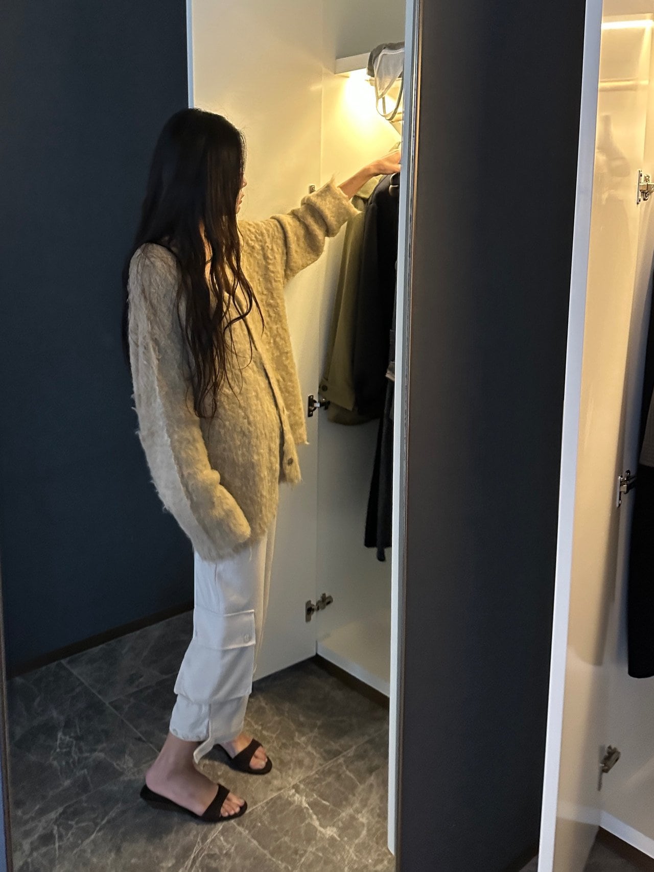 로라 헤어리 오버핏 가디건