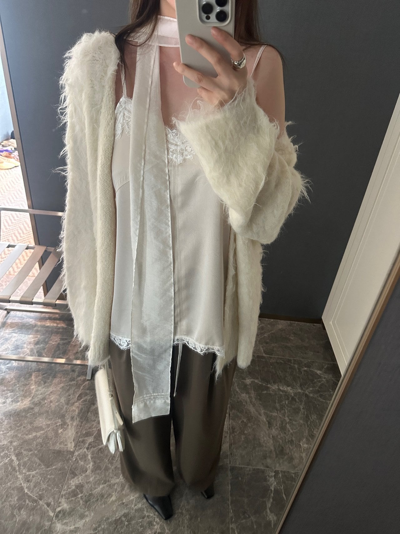 로라 헤어리 오버핏 가디건