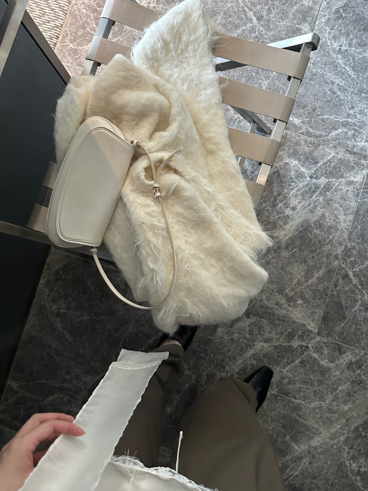 로라 헤어리 오버핏 가디건