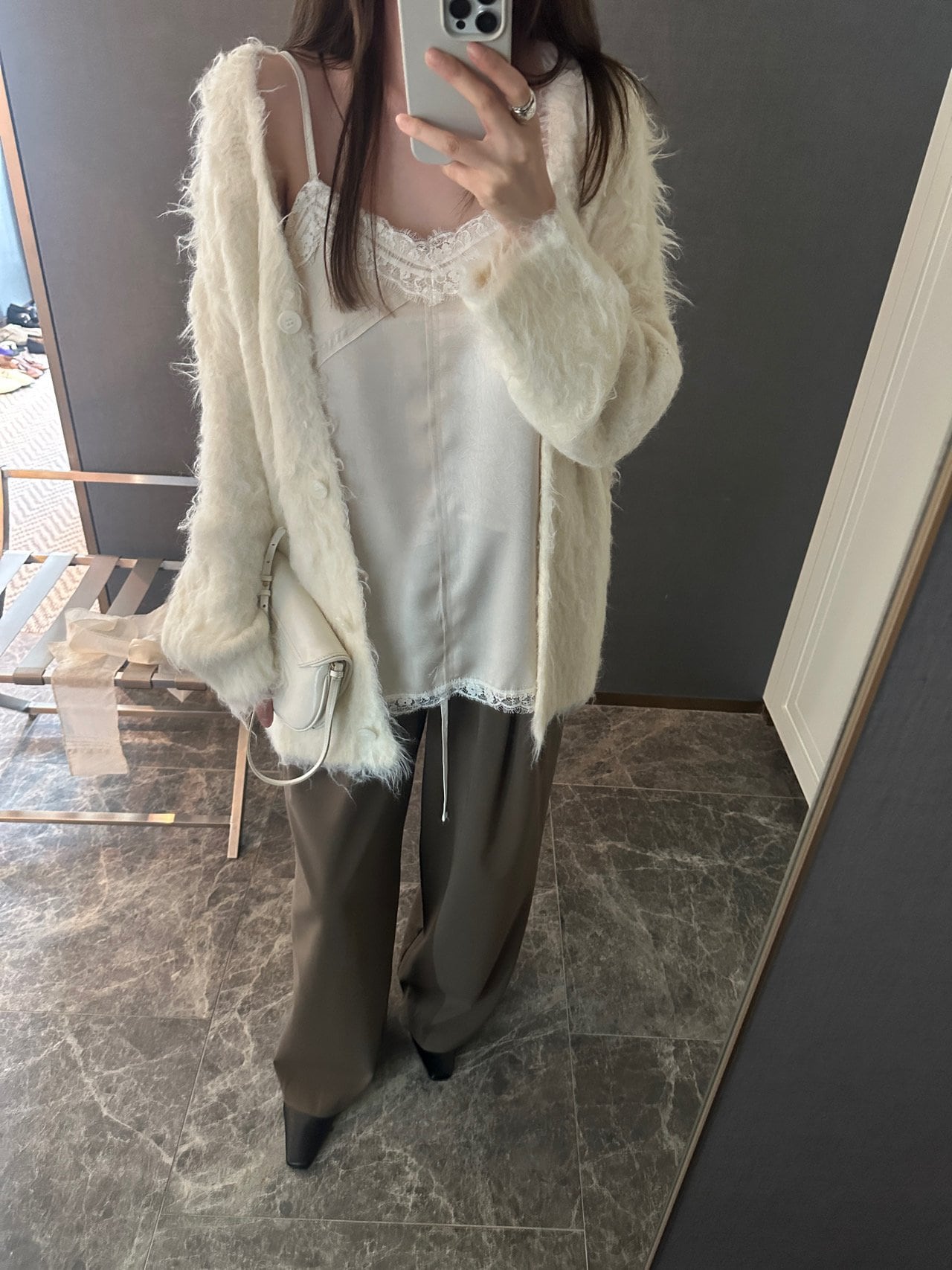 로라 헤어리 오버핏 가디건