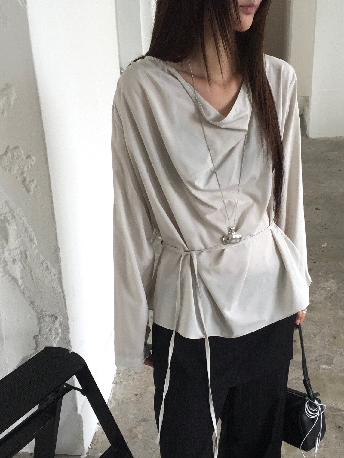 밴딩 카울넥 블라우스