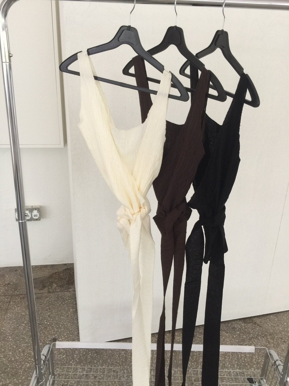 브이넥 크로스 랩 니트 나시