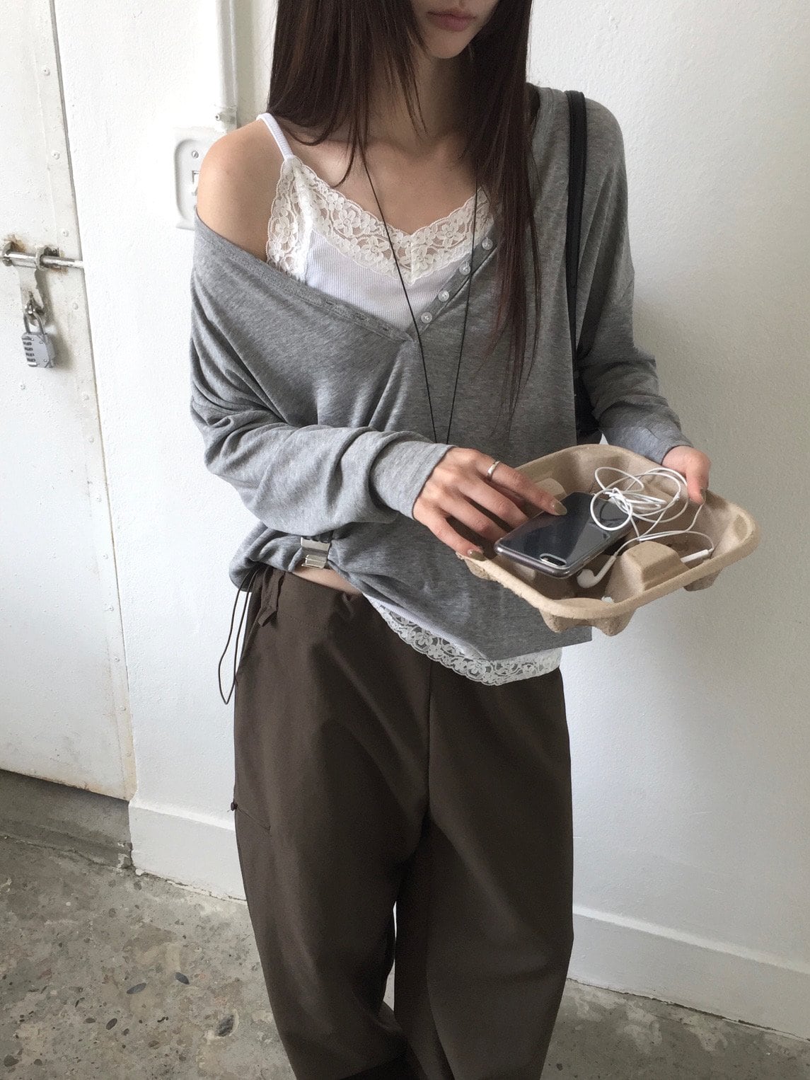 오프숄더 토글벨트 브이넥가디건