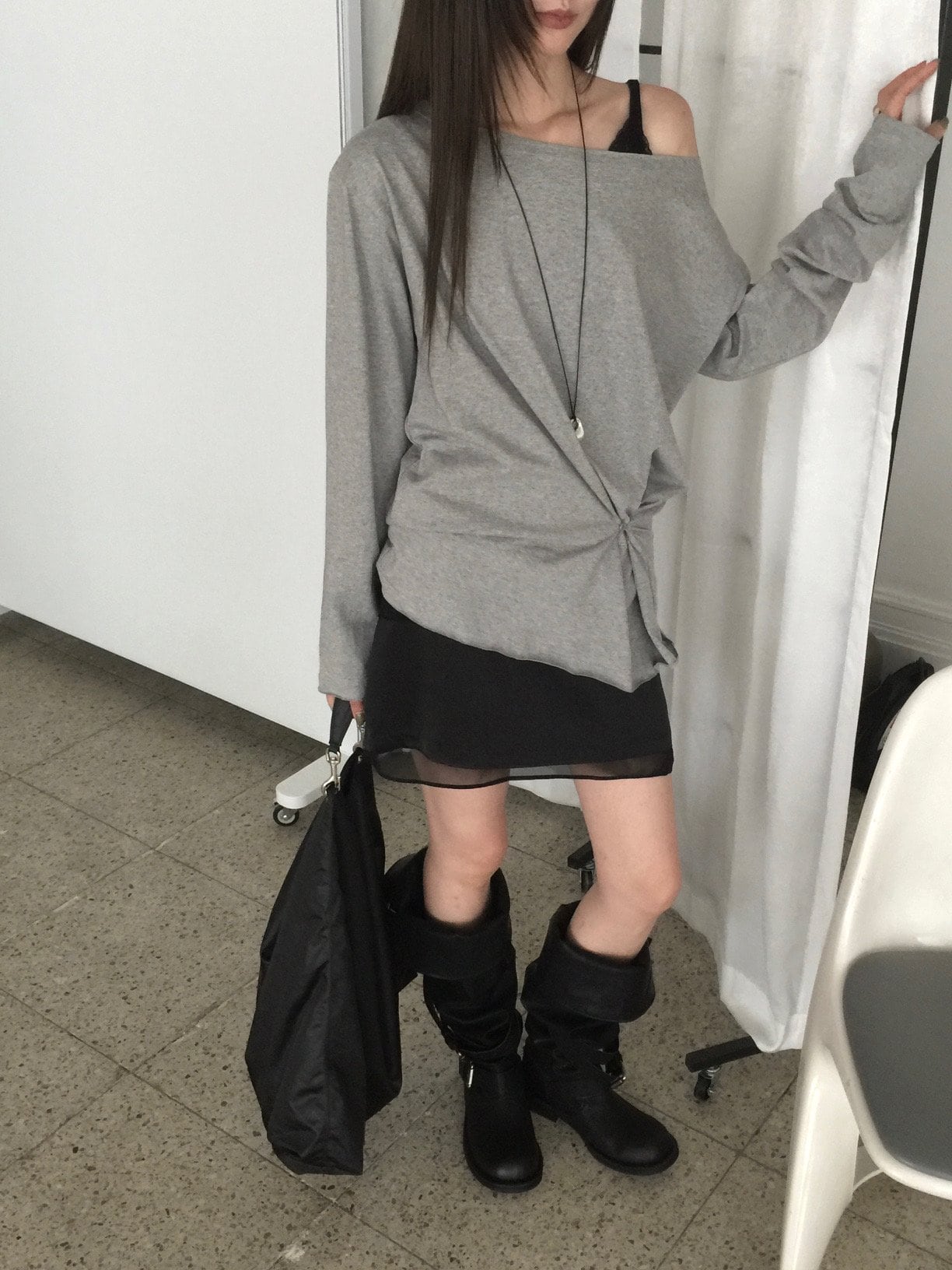 오프숄더 셔링 디테일 티셔츠