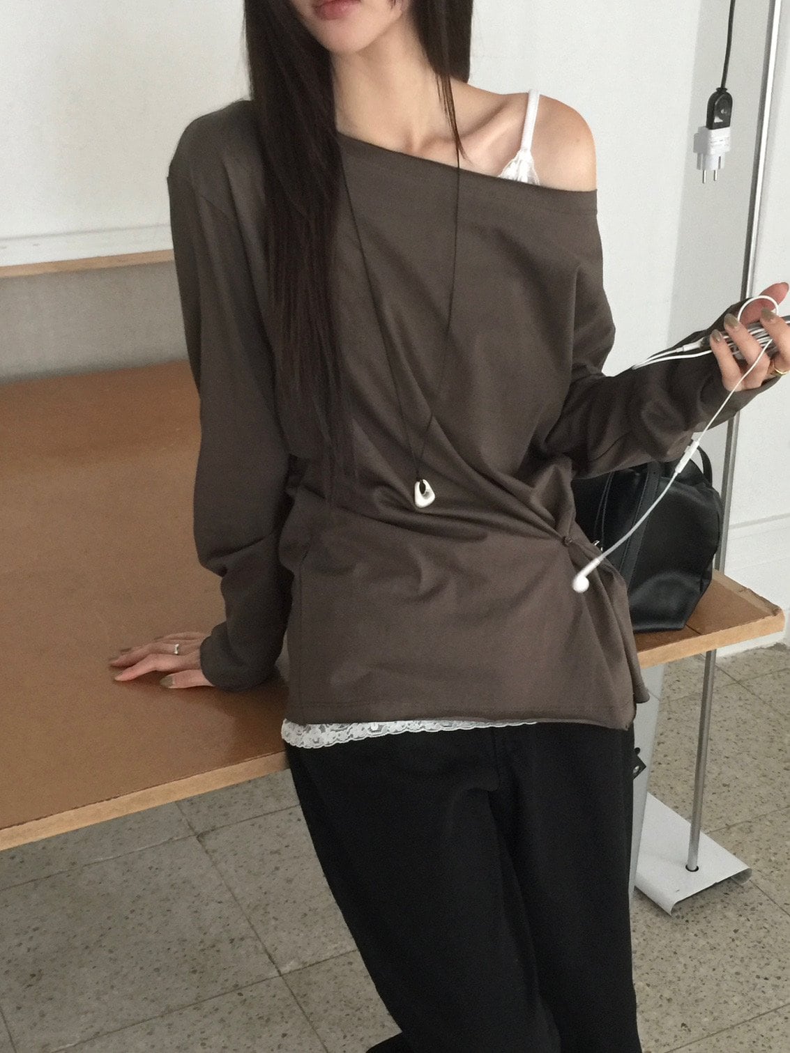오프숄더 셔링 디테일 티셔츠