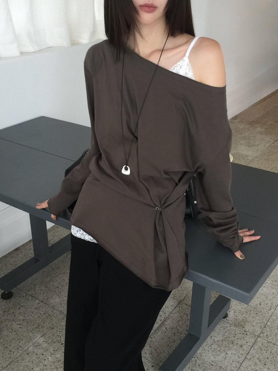 오프숄더 셔링 디테일 티셔츠
