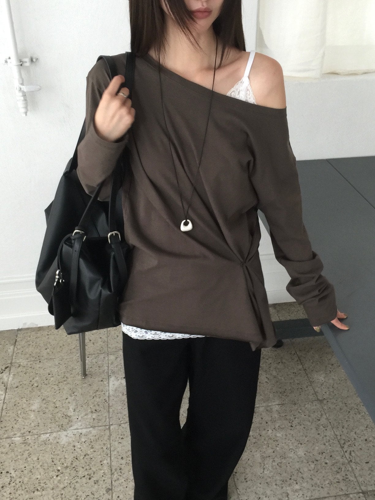 오프숄더 셔링 디테일 티셔츠
