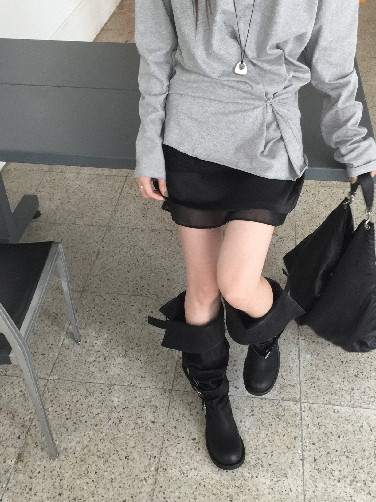 오프숄더 셔링 디테일 티셔츠