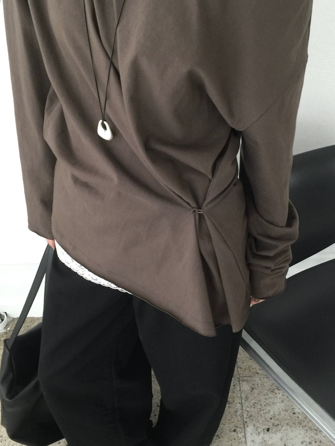 오프숄더 셔링 디테일 티셔츠
