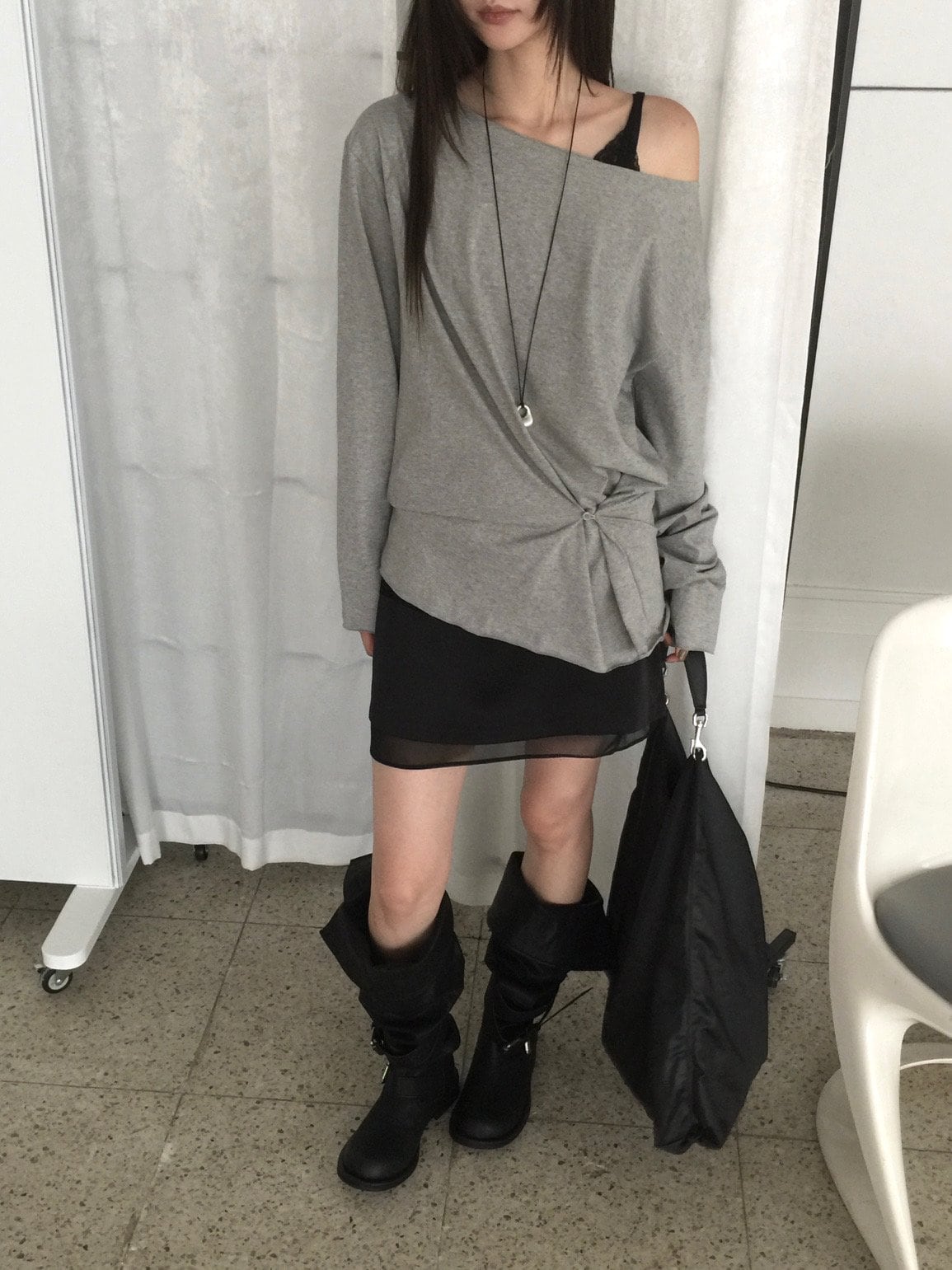 오프숄더 셔링 디테일 티셔츠