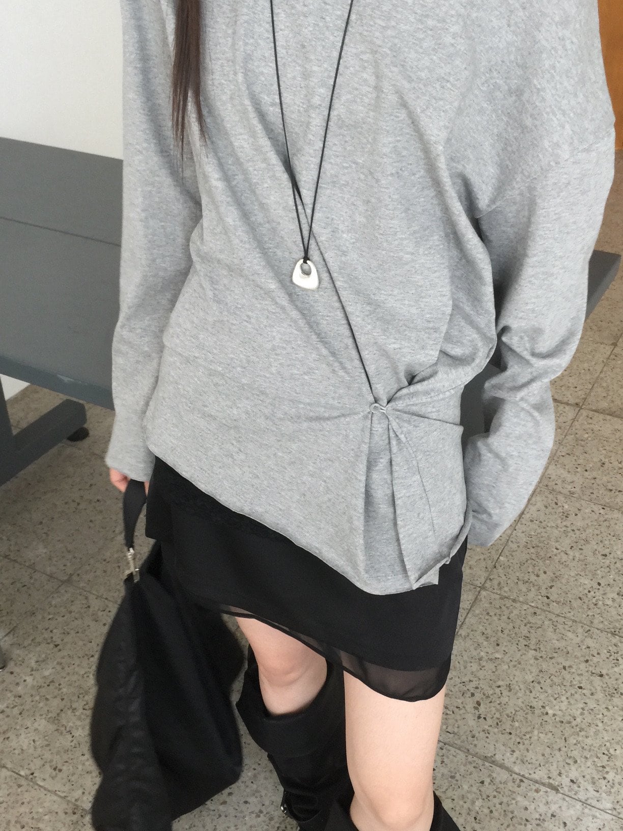 오프숄더 셔링 디테일 티셔츠