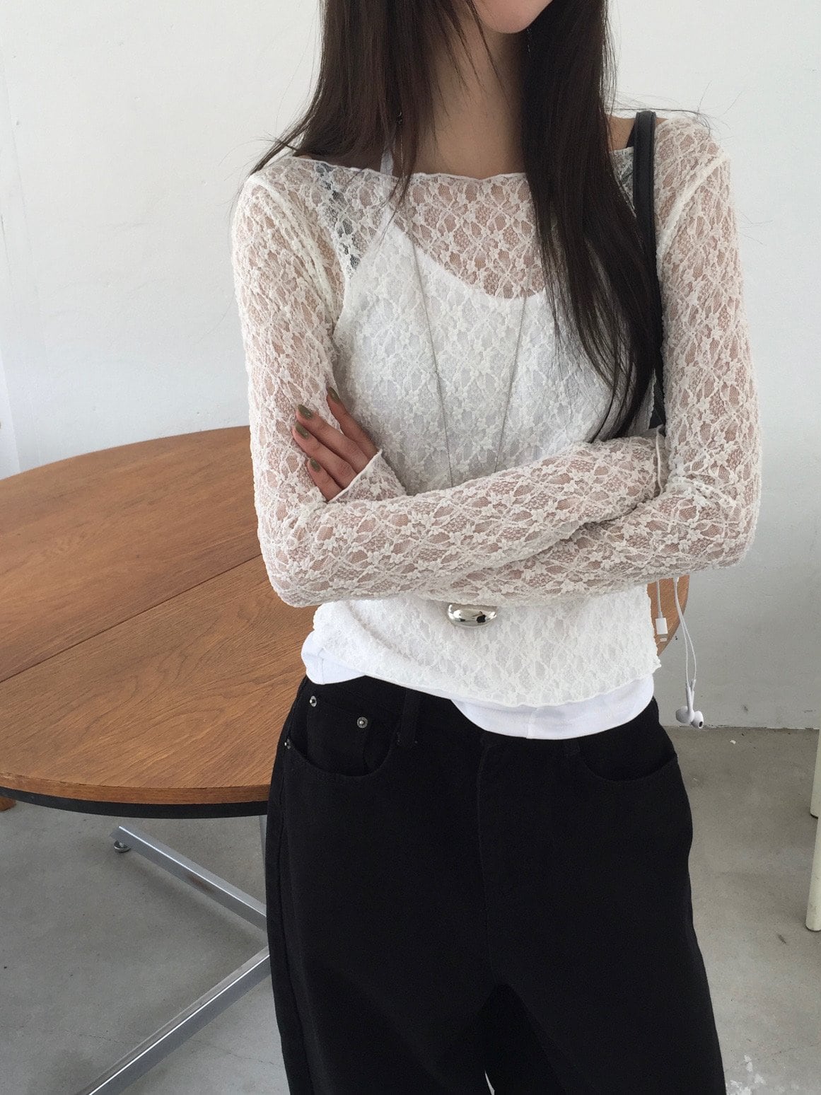 와이드넥 시스루 레이스 티셔츠