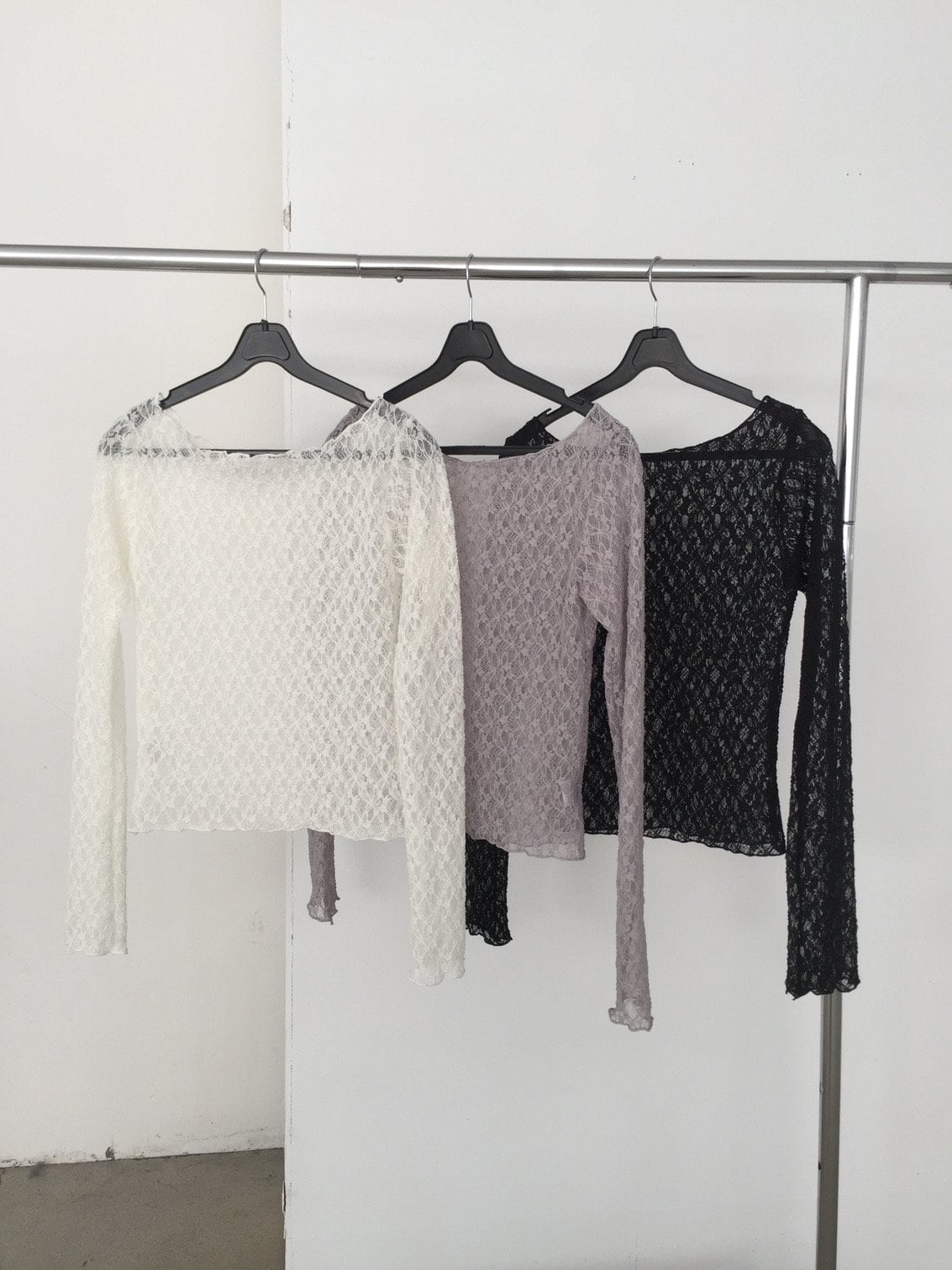 와이드넥 시스루 레이스 티셔츠