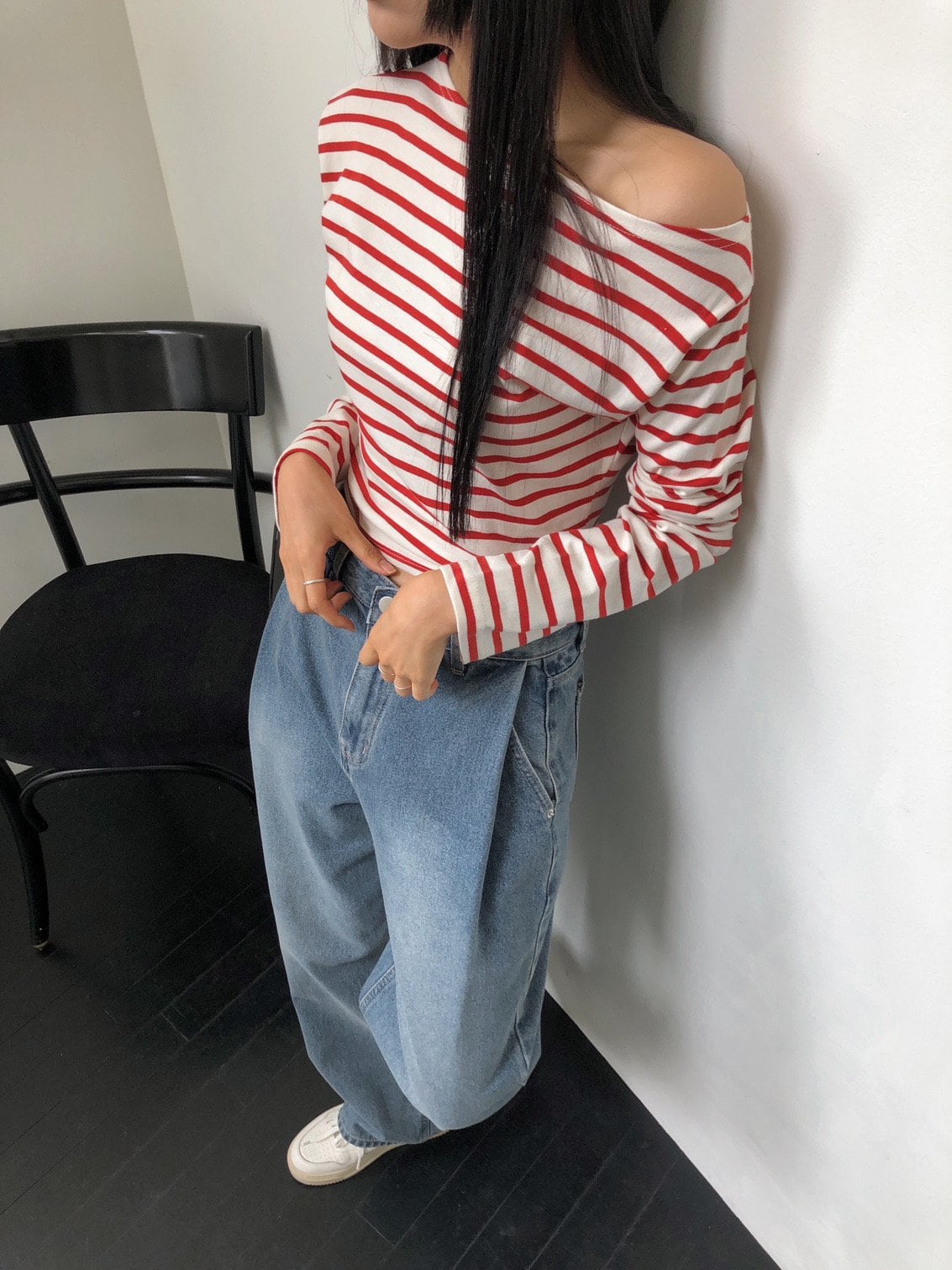 오프숄더 보트넥 스트라이프 크롭 티셔츠