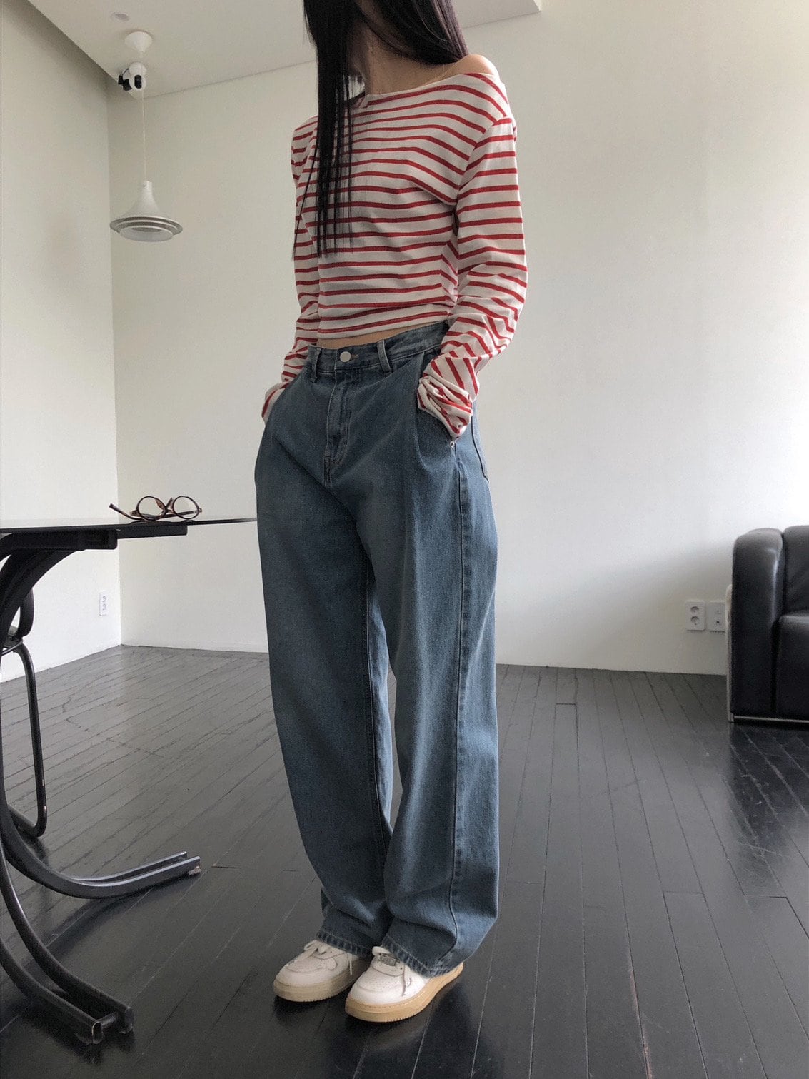 오프숄더 보트넥 스트라이프 크롭 티셔츠