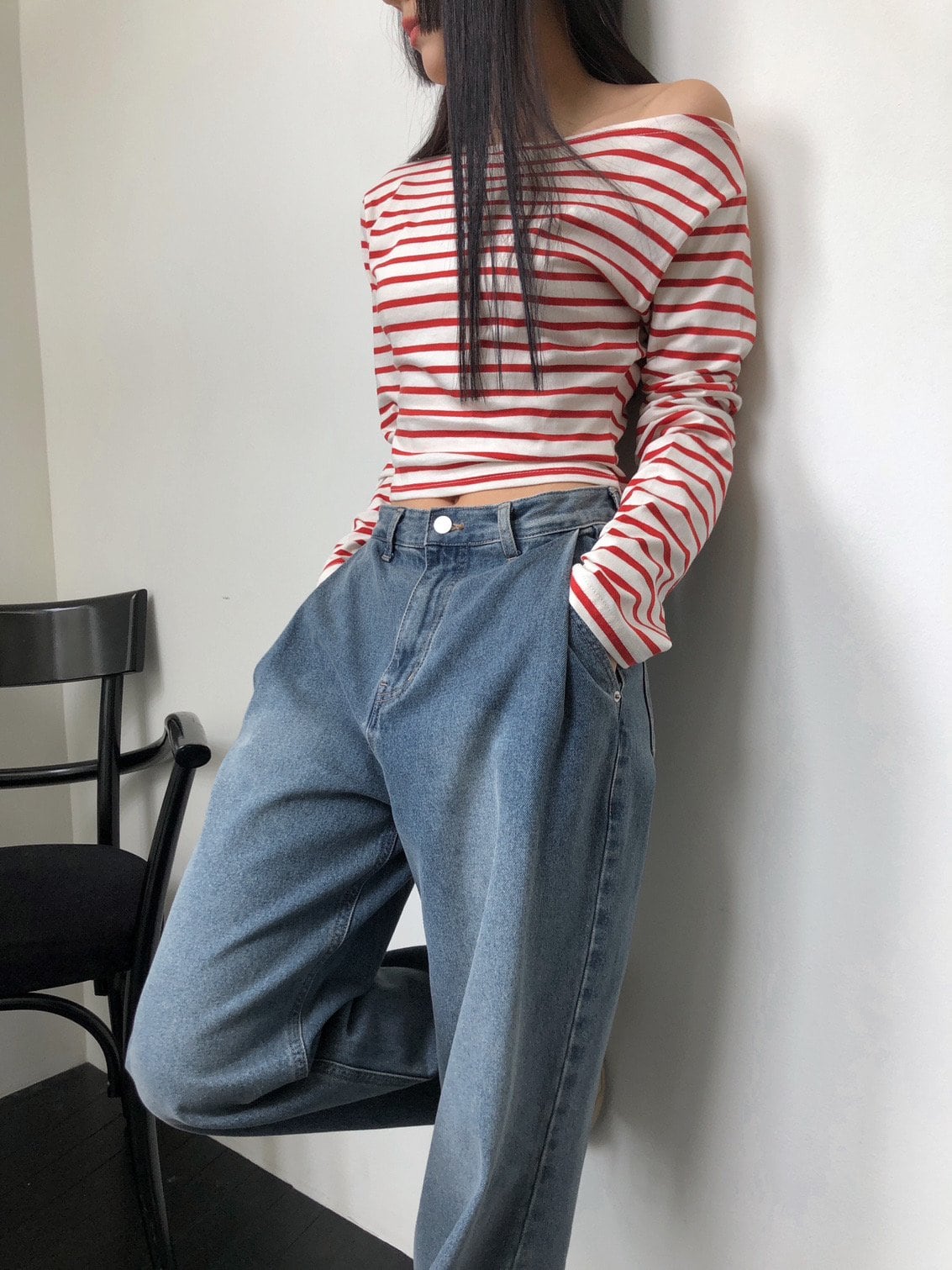 오프숄더 보트넥 스트라이프 크롭 티셔츠