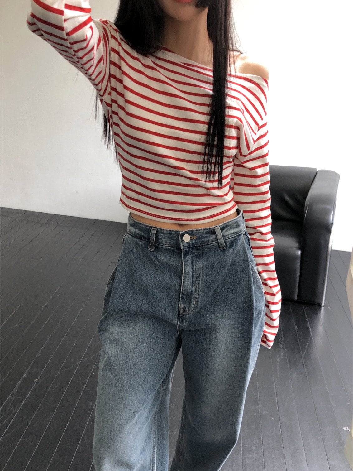 오프숄더 보트넥 스트라이프 크롭 티셔츠
