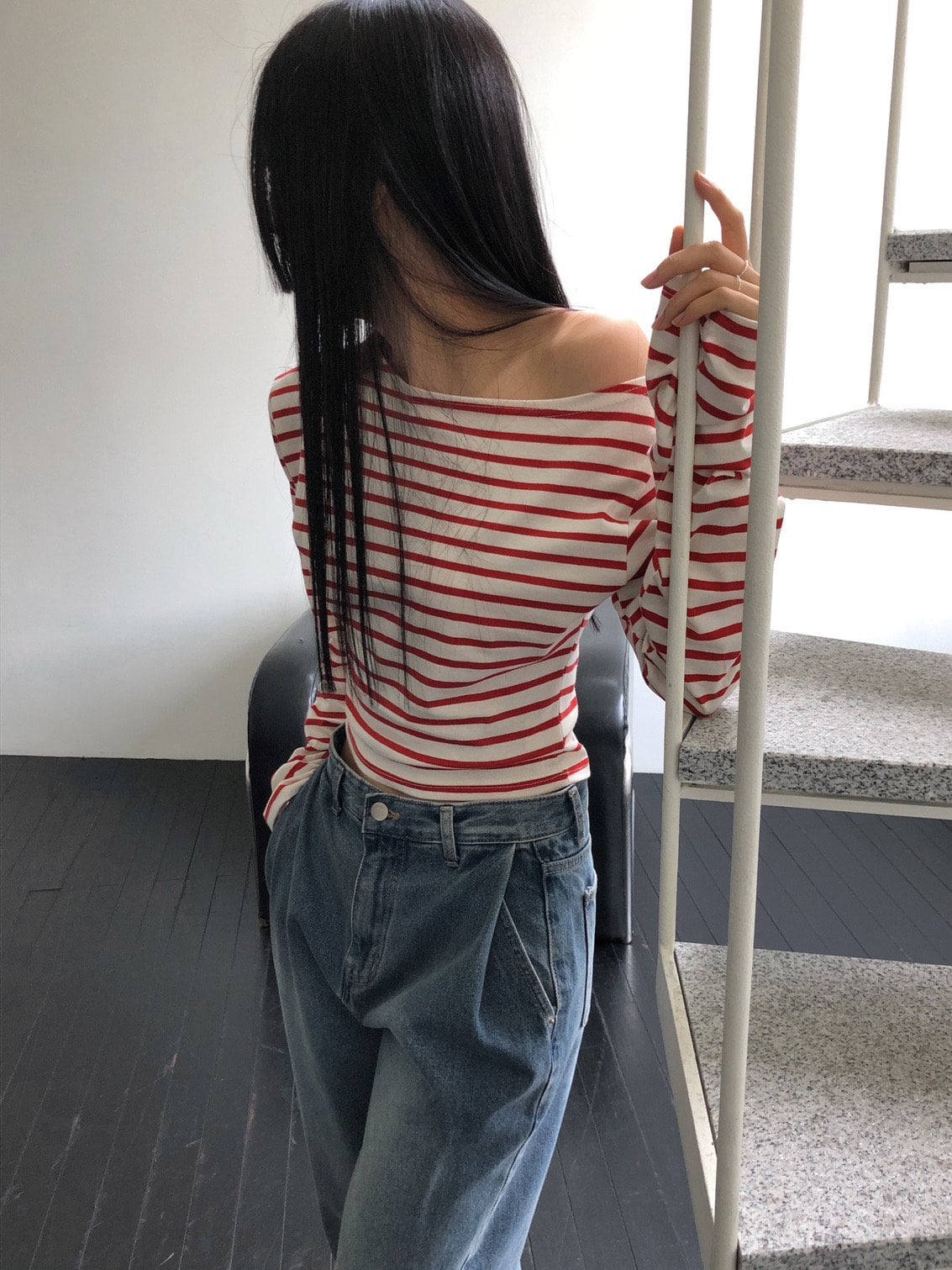 오프숄더 보트넥 스트라이프 크롭 티셔츠