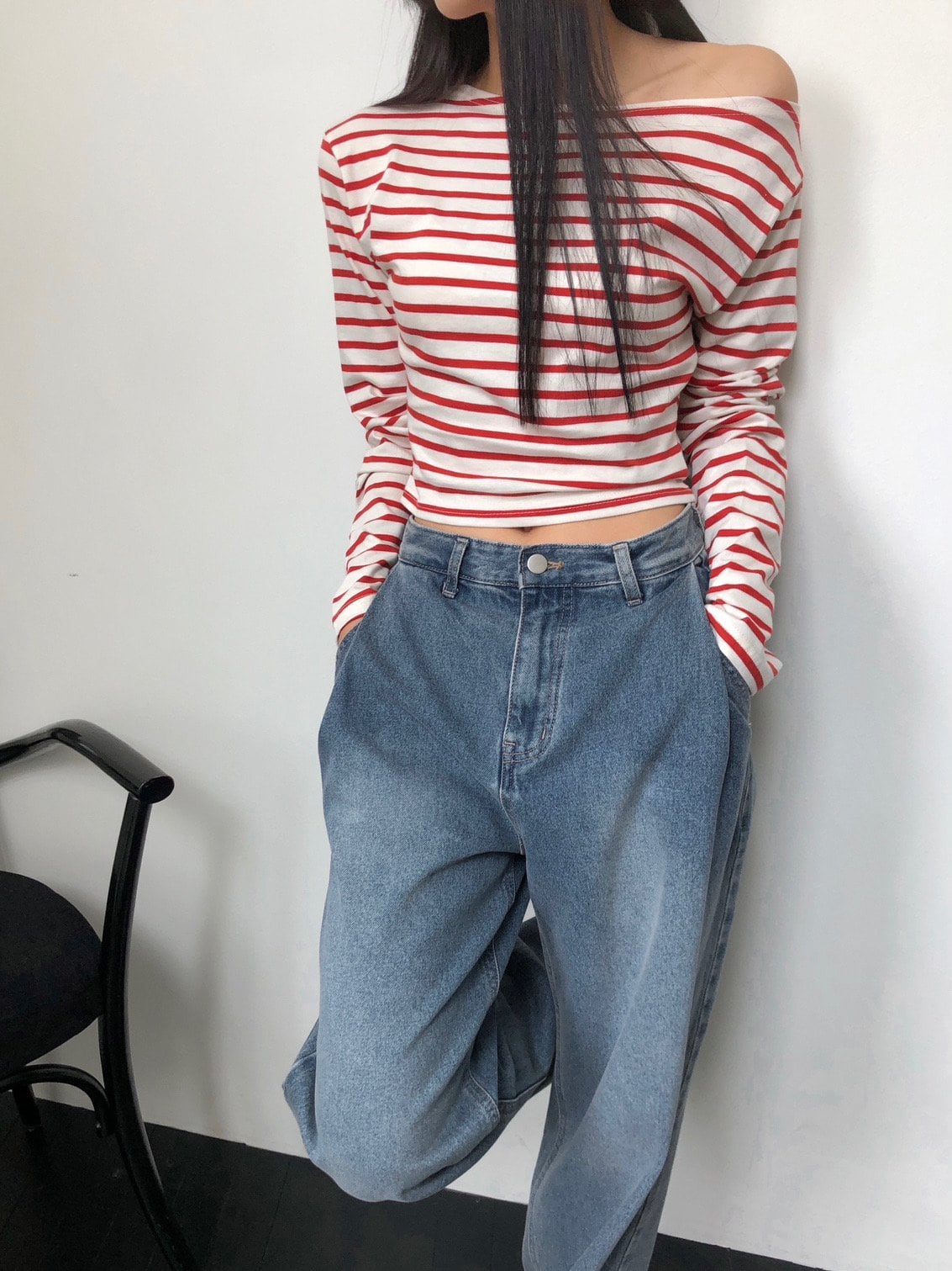 오프숄더 보트넥 스트라이프 크롭 티셔츠