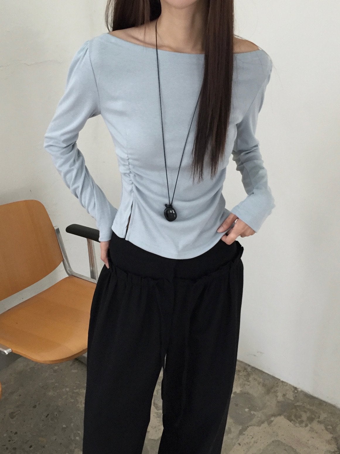 보트넥 셔링 슬릿 긴팔 티셔츠